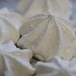 Meringhe senza uova e farina per i vegani - Lacuocherellona.it