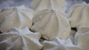 Meringhe senza uova e farina per i vegani - Lacuocherellona.it