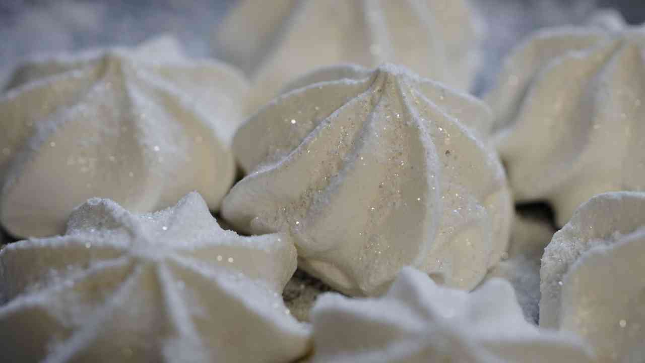 Meringhe senza uova e farina per i vegani - Lacuocherellona.it